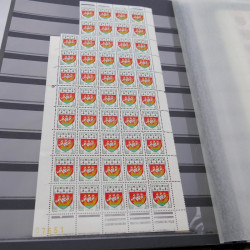 Stock de timbres de France neufs** en deux albums.