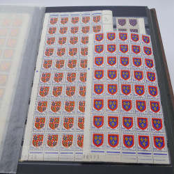 Stock de timbres de France neufs** en deux albums.