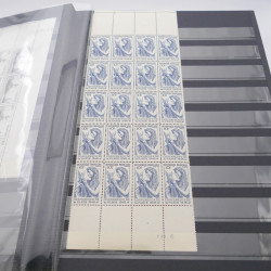 Stock de timbres de France neufs** en deux albums.