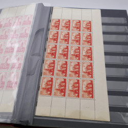 Stock de timbres de France neufs** en deux albums.