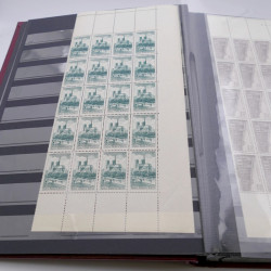 Stock de timbres de France neufs** en deux albums.