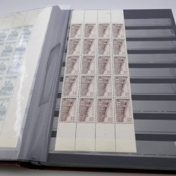 Stock de timbres de France neufs** en deux albums.