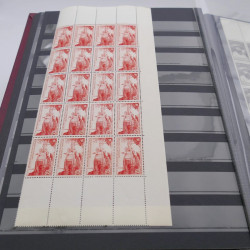 Stock de timbres de France neufs** en deux albums.