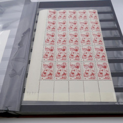 Stock de timbres de France neufs** en deux albums.