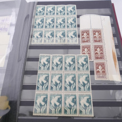 Stock de timbres de France neufs** en deux albums.