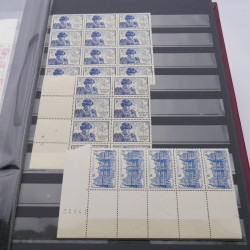 Stock de timbres de France neufs** en deux albums.