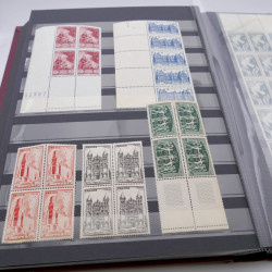 Stock de timbres de France neufs** en deux albums.