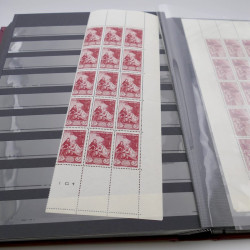 Stock de timbres de France neufs** en deux albums.