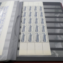 Stock de timbres de France neufs** en deux albums.