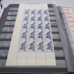 Stock de timbres de France neufs** en deux albums.