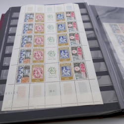 Stock de timbres de France neufs** en deux albums.