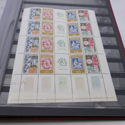 Stock de timbres de France neufs** en deux albums.