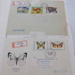 Vrac de timbres du monde neufs et oblitérés en un carton.