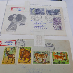 Vrac de timbres du monde neufs et oblitérés en un carton.