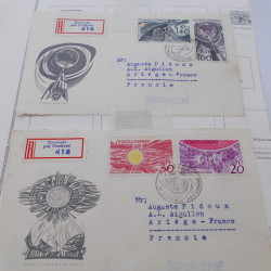 Vrac de timbres du monde neufs et oblitérés en un carton.