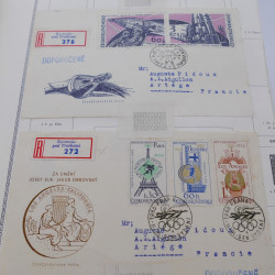 Vrac de timbres du monde neufs et oblitérés en un carton.