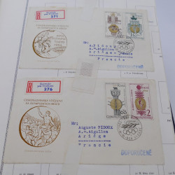 Vrac de timbres du monde neufs et oblitérés en un carton.