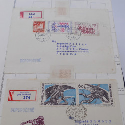 Vrac de timbres du monde neufs et oblitérés en un carton.