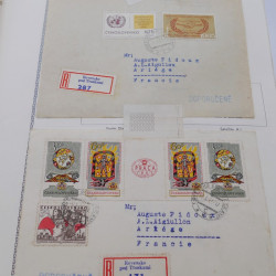 Vrac de timbres du monde neufs et oblitérés en un carton.