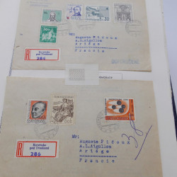 Vrac de timbres du monde neufs et oblitérés en un carton.