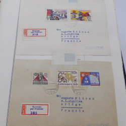 Vrac de timbres du monde neufs et oblitérés en un carton.