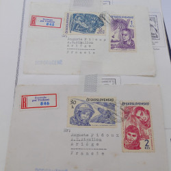 Vrac de timbres du monde neufs et oblitérés en un carton.