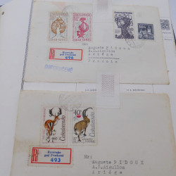 Vrac de timbres du monde neufs et oblitérés en un carton.