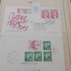 Vrac de timbres du monde neufs et oblitérés en un carton.