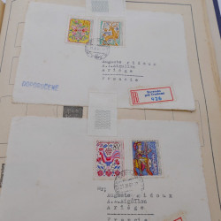 Vrac de timbres du monde neufs et oblitérés en un carton.