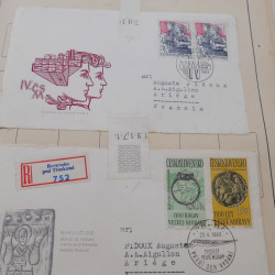 Vrac de timbres du monde neufs et oblitérés en un carton.