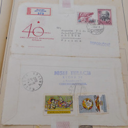 Vrac de timbres du monde neufs et oblitérés en un carton.