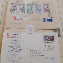 Vrac de timbres du monde neufs et oblitérés en un carton.