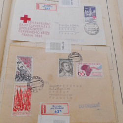 Vrac de timbres du monde neufs et oblitérés en un carton.