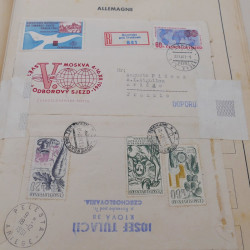 Vrac de timbres du monde neufs et oblitérés en un carton.