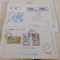 Vrac de timbres du monde neufs et oblitérés en un carton.