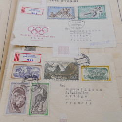 Vrac de timbres du monde neufs et oblitérés en un carton.