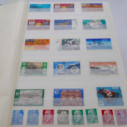 Vrac de timbres du monde neufs et oblitérés en un carton.