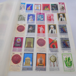 Vrac de timbres du monde neufs et oblitérés en un carton.