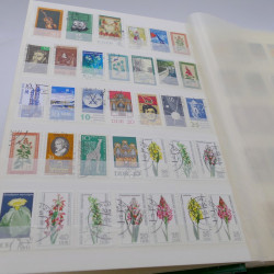 Vrac de timbres du monde neufs et oblitérés en un carton.