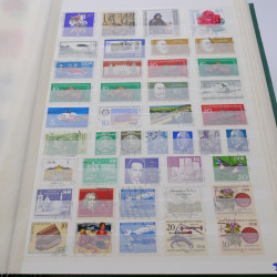 Vrac de timbres du monde neufs et oblitérés en un carton.