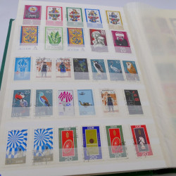 Vrac de timbres du monde neufs et oblitérés en un carton.