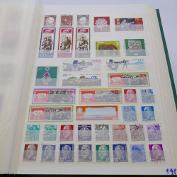 Vrac de timbres du monde neufs et oblitérés en un carton.