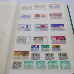 Vrac de timbres du monde neufs et oblitérés en un carton.