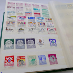 Vrac de timbres du monde neufs et oblitérés en un carton.