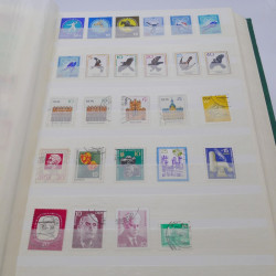 Vrac de timbres du monde neufs et oblitérés en un carton.