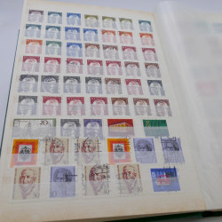 Vrac de timbres du monde neufs et oblitérés en un carton.