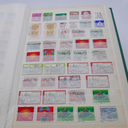 Vrac de timbres du monde neufs et oblitérés en un carton.