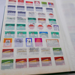 Vrac de timbres du monde neufs et oblitérés en un carton.