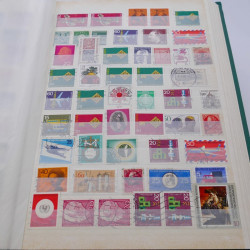 Vrac de timbres du monde neufs et oblitérés en un carton.