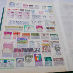 Vrac de timbres du monde neufs et oblitérés en un carton.